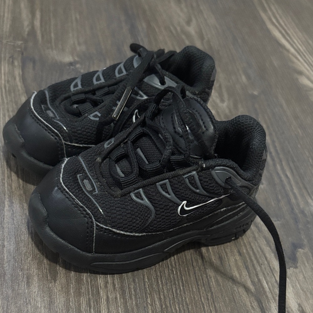 Nike Kids Black and Gray Sneakers